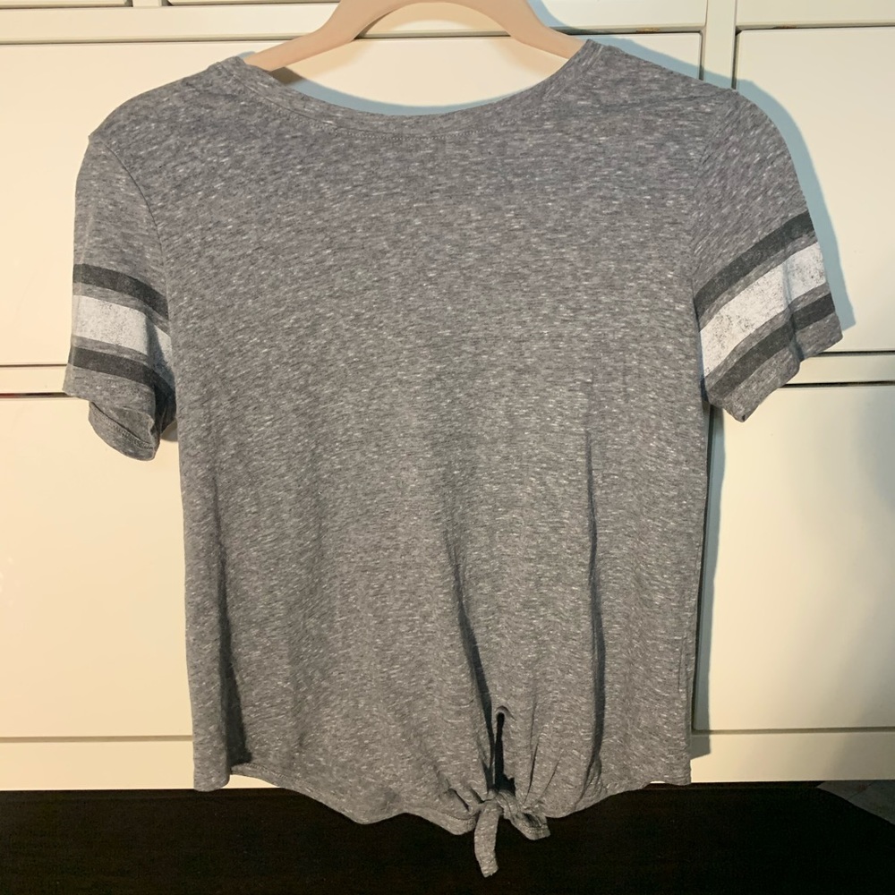 gray tied tshirt